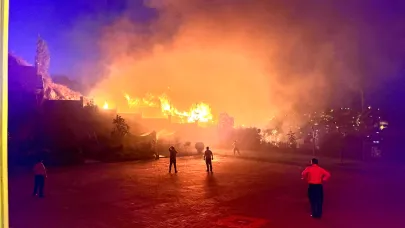 Tosya'da alevlere teslim olan 3 ev kullanılmaz hale geldi