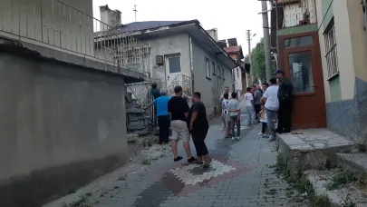 Bolu’da 3 katlı evin çatı katında çıkan yangın söndürüldü