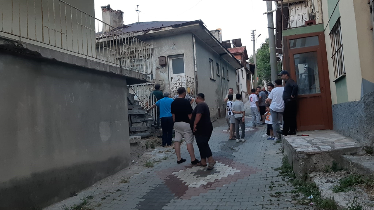 Bolu’da 3 katlı evin çatı katında çıkan yangın söndürüldü