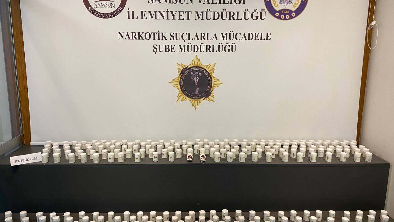 Kamyonetten binlerce sentetik ecza çıktı