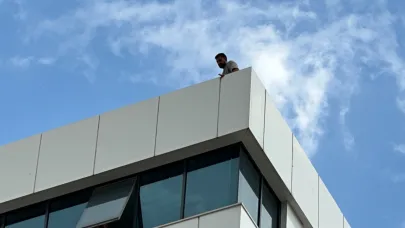 Çatıya çıkan şahıs ikna edilerek kurtarıldı