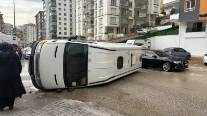 Ankara'da minibüs yol kenarına devrildi