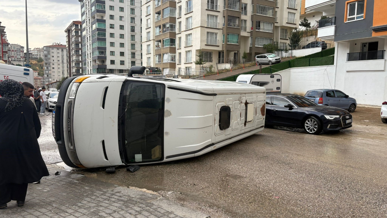 Ankara'da minibüs yol kenarına devrildi