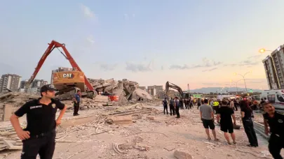 Kahramanmaraş'ta yıkım sırasında iş makinası operatörü göçük altında kaldı