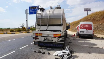 Yangın söndürme cihazı yüklü araç süt tankerine çarptı: 1 yaralı