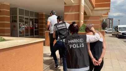 Trafik ekibinin durdurduğu motosikletteki şahısların üzerinden uyuşturucu çıktı