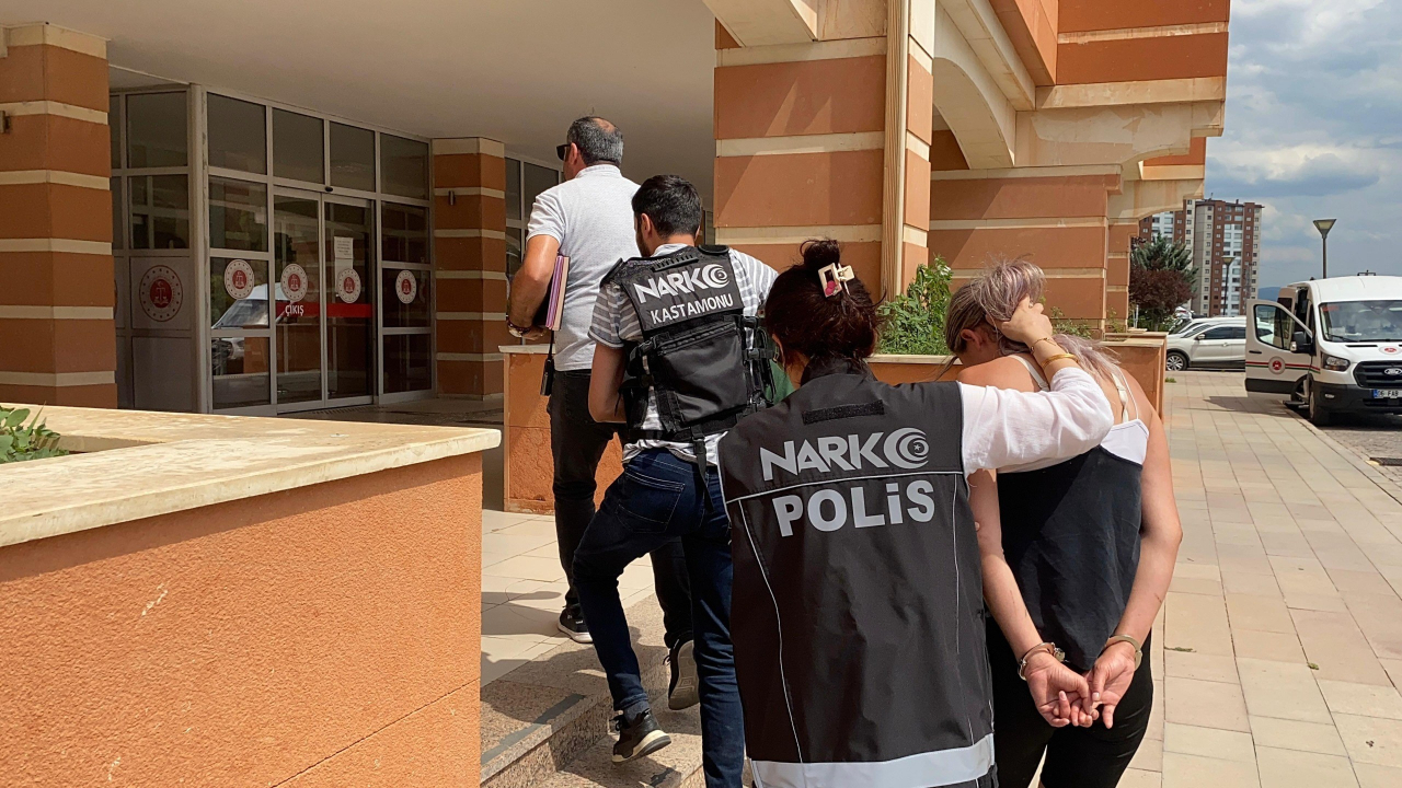 Trafik ekibinin durdurduğu motosikletteki şahısların üzerinden uyuşturucu çıktı