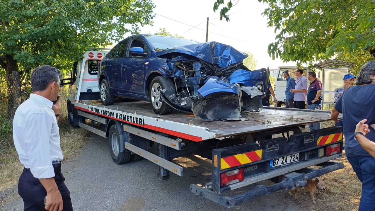 Direksiyon hakimiyetini kaybeden otomobil ağaca çarptı