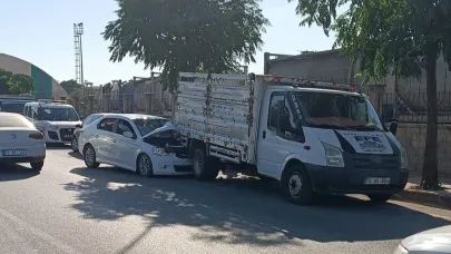 Otomobil park halindeki kamyonete çarptı: 1 yaralı