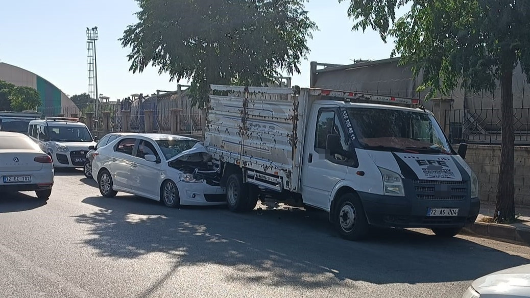 Otomobil park halindeki kamyonete çarptı: 1 yaralı