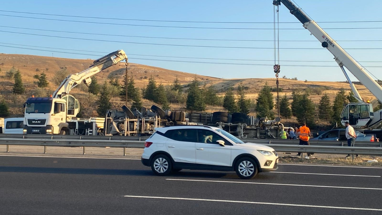 Beton mikseri otomobilin üzerine devrildi: 6 yaralı