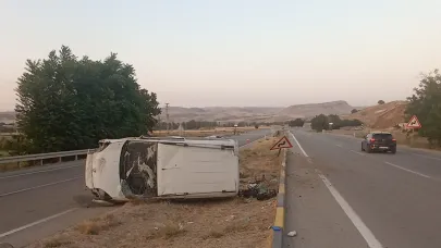Lastiği patlayan otomobil takla attı: 2 yaralı