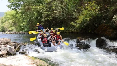 Bursa'da gençler rafting heyecanı yaşadı