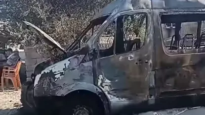 Park halindeki midibüs yandı