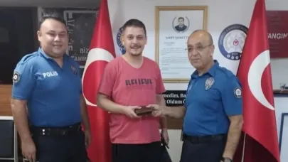 Isparta’da içerisinde para bulunan cüzdan sahibine teslim edildi