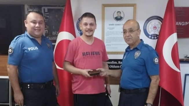 Isparta’da içerisinde para bulunan cüzdan sahibine teslim edildi