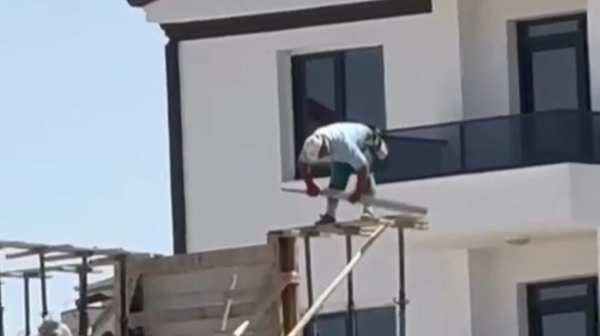 İnşaat işçilerinin tehlikeli çalışması kameraya yansıdı