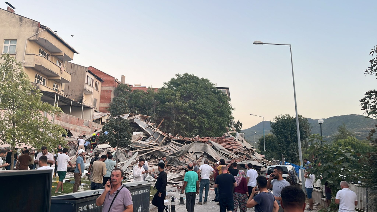 Balıkesir Sındırgı'da bir bina yıkıldı!