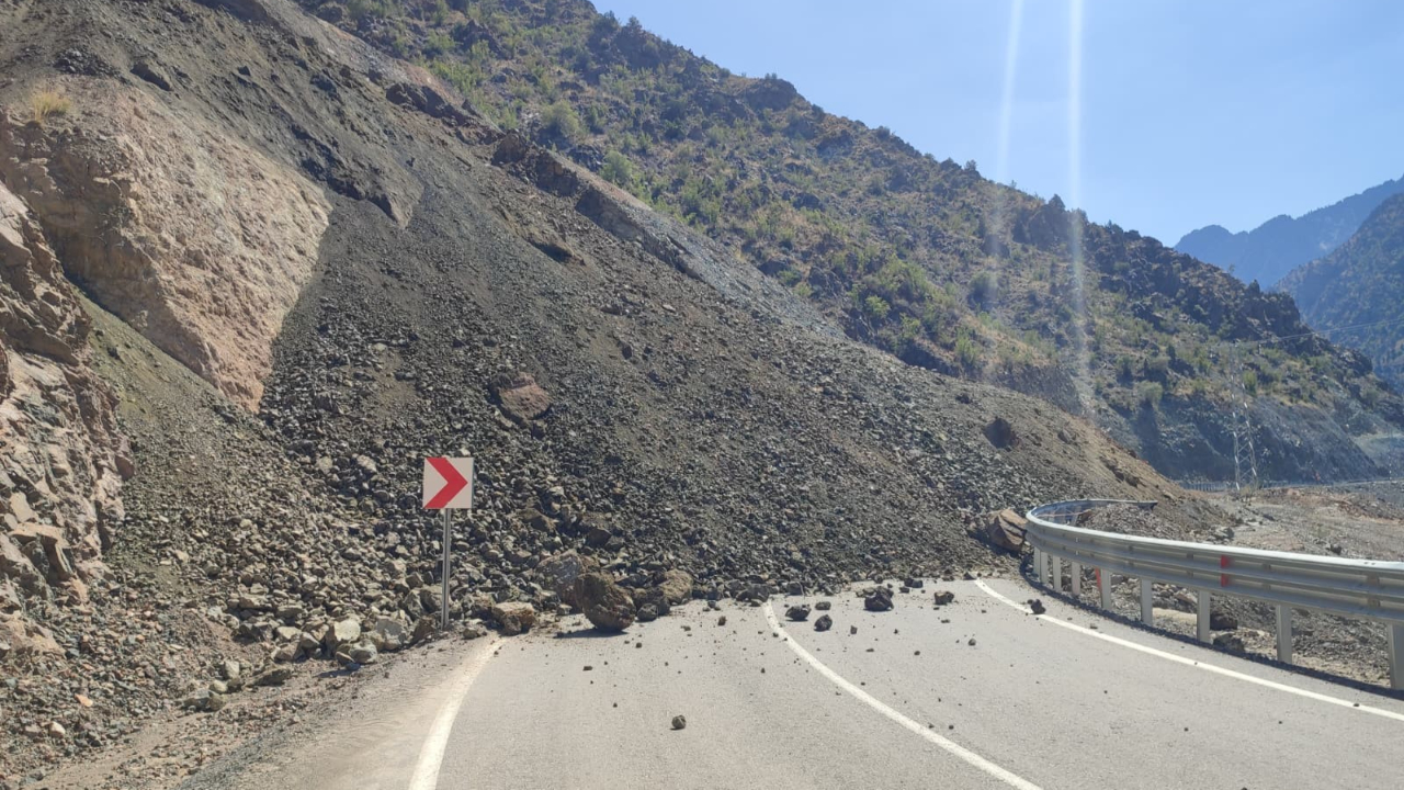 Artvin’in Yusufeli ilçesinde heyelan: Yol ulaşıma kapandı