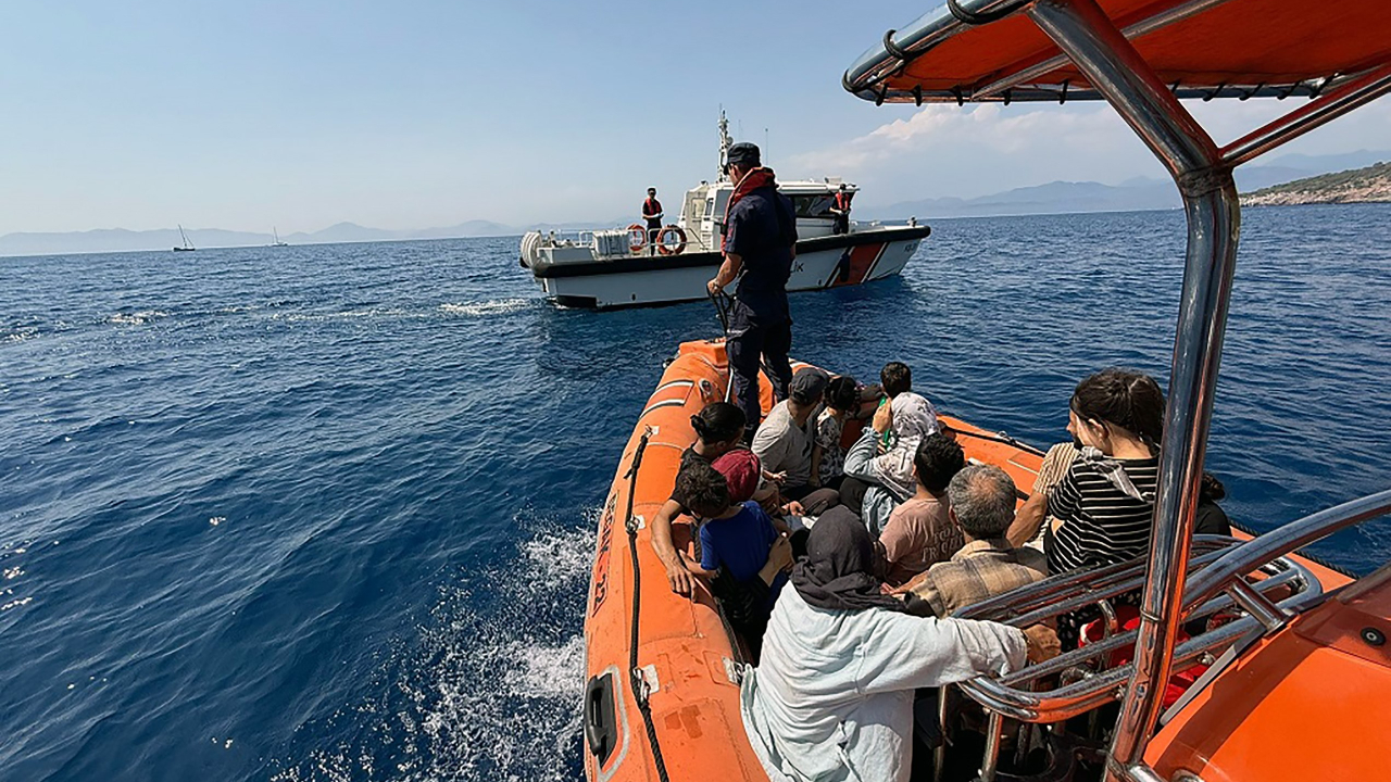 Ekipler 37 düzensiz göçmeni kurtardı