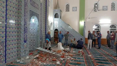 Hasar gören camide inceleme yapmak isteyen vatandaş malzeme düşmesi sonucu öldü