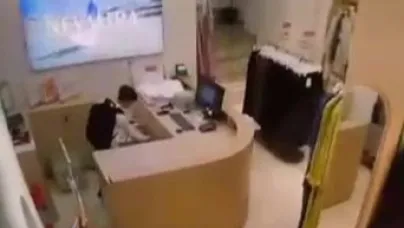 Cep telefonu hırsızı çocuk kamerada
