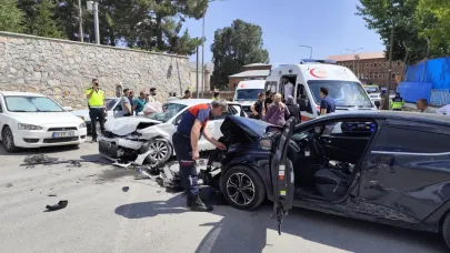 Otomobil kazasında 5'i çocuk 10 kişi yaralandı