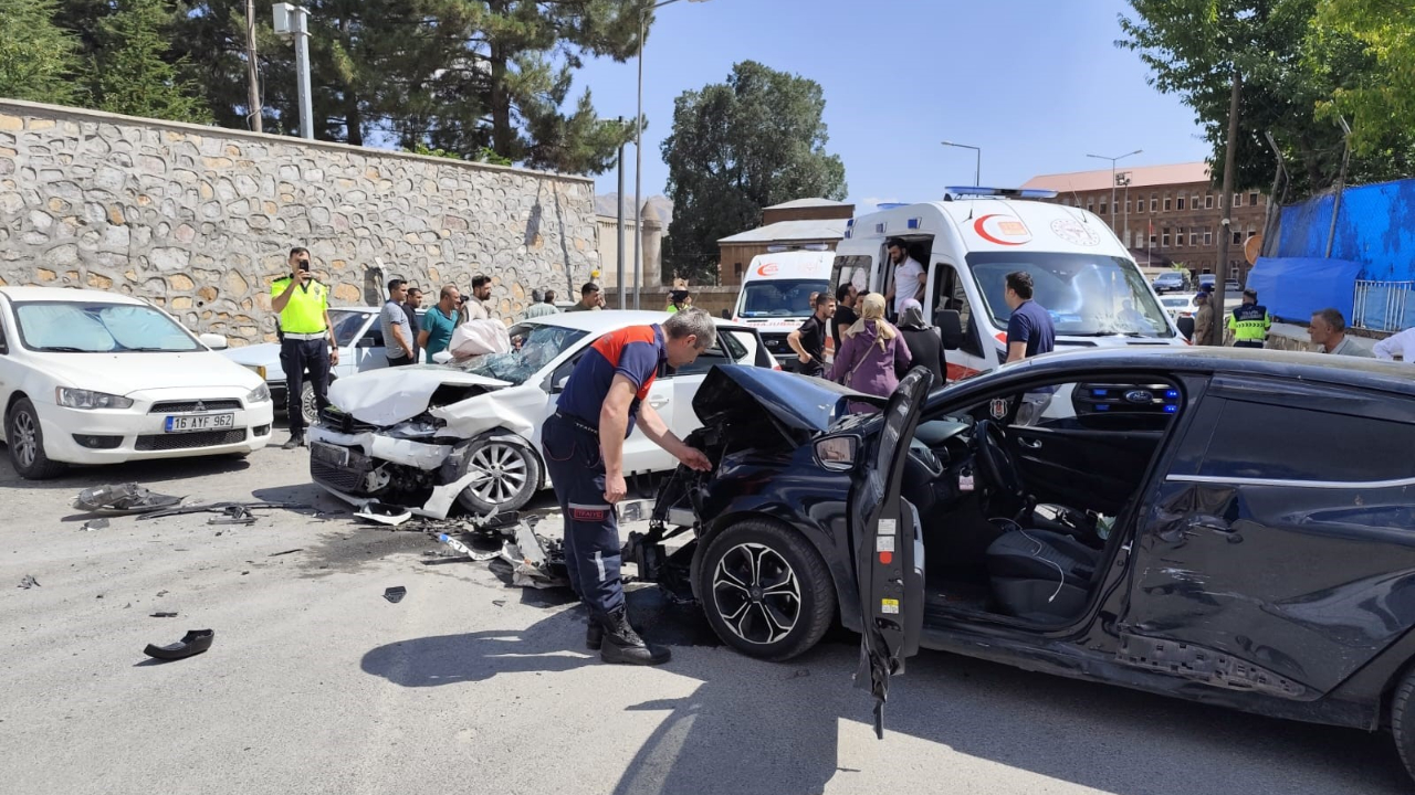 Otomobil kazasında 5'i çocuk 10 kişi yaralandı