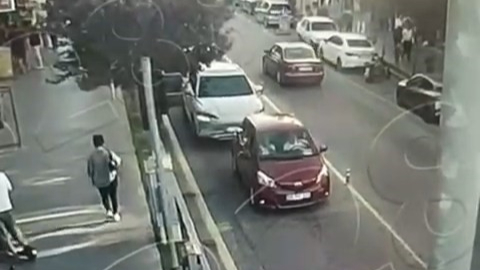 Yolu bıraktı, kaldırımdan ilerledi