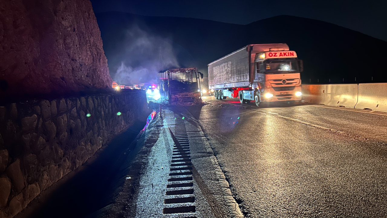 Alevlere teslim olan yolcu otobüsünde korku dolu anlar