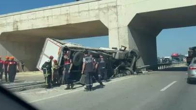 Lastiği patlayan kamyon köprü ayağına çarptı sürücü öldü