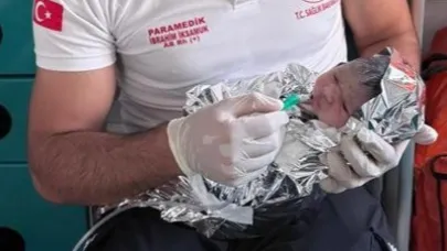 Ambulansta doğum yaptı