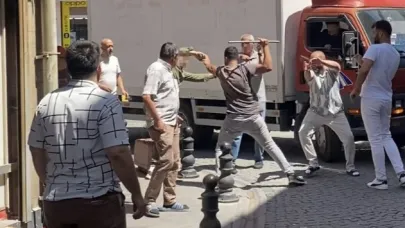 Sopalı yumruklu yol kavgası kamerada