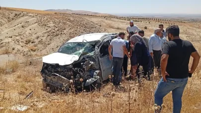 Hafif ticari araç şarampole devrilerek takla attı