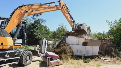 Tarihi alana yapılan kaçak yapılar yerle bir edildi
