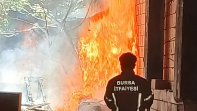 İnegöl'de yıkımına başlanan apartmanda yangın çıktı