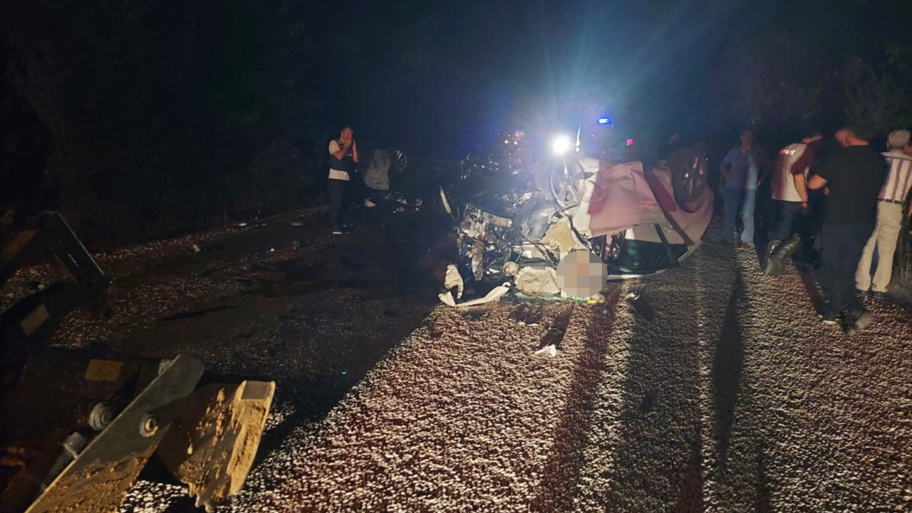 Çanakkale'de iki araç kafa kafaya çarpıştı: 6 ölü