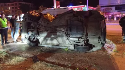 Amasya’da otomobil çarptığı ağacı kökünden söktü: 2 yaralı