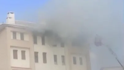 Karaman’da apartmanın son katında yangın paniği