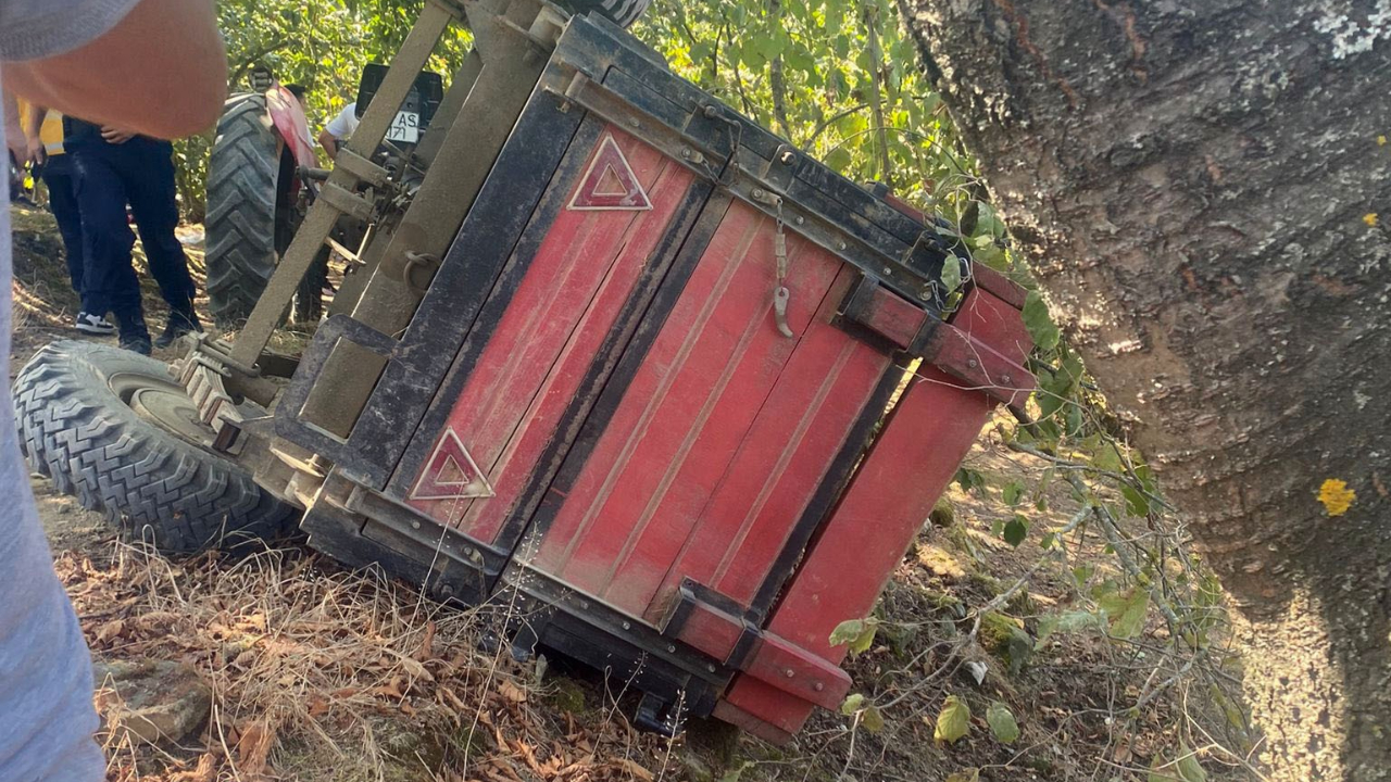 Düzce'de traktör devrildi: 4 yaralı