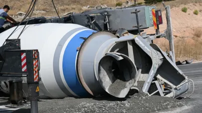 Eskişehir'de beton mikseri refüje devrildi: 1 yaralı