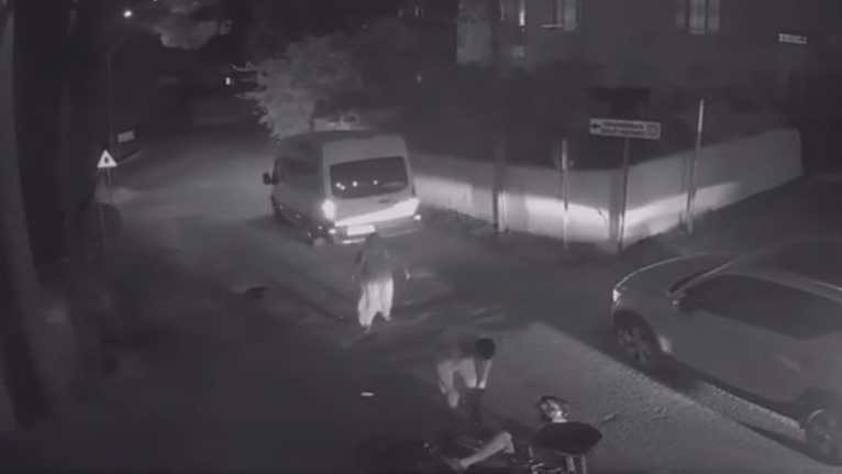Motosiklet minibüse ok gibi saplandı: 1 yaralı