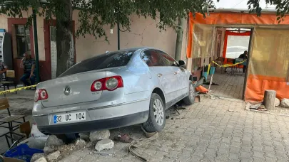 Kontrolden çıkan otomobil kahvehaneye daldı