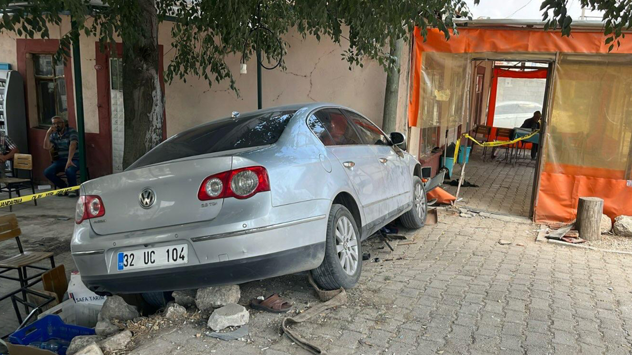 Kontrolden çıkan otomobil kahvehaneye daldı