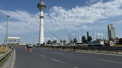 Şiddetli rüzgardan aydınlatma direği yan yattı!