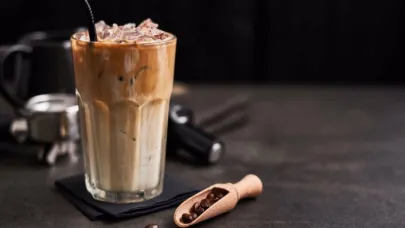 Yaz günlerimizi serinleten lezzet : Ice Latte tarifi!