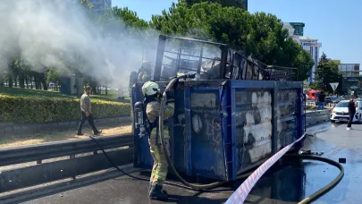 Kadıköy'de kamyonun dorsesi alev aldı!