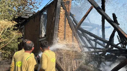 Bolu’da otluk arazide çıkan yangın 2 katlı evi küle çevirdi