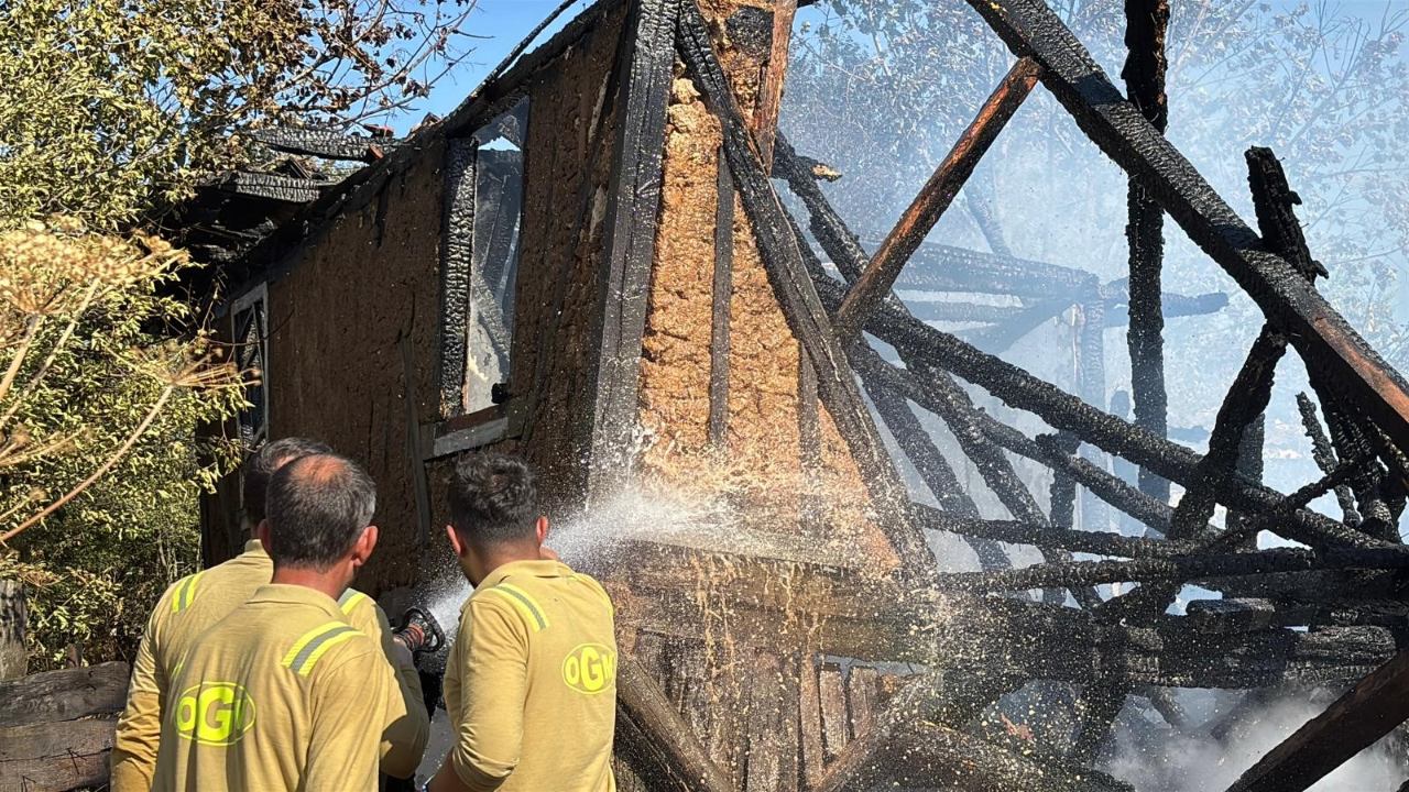 Bolu’da otluk arazide çıkan yangın 2 katlı evi küle çevirdi