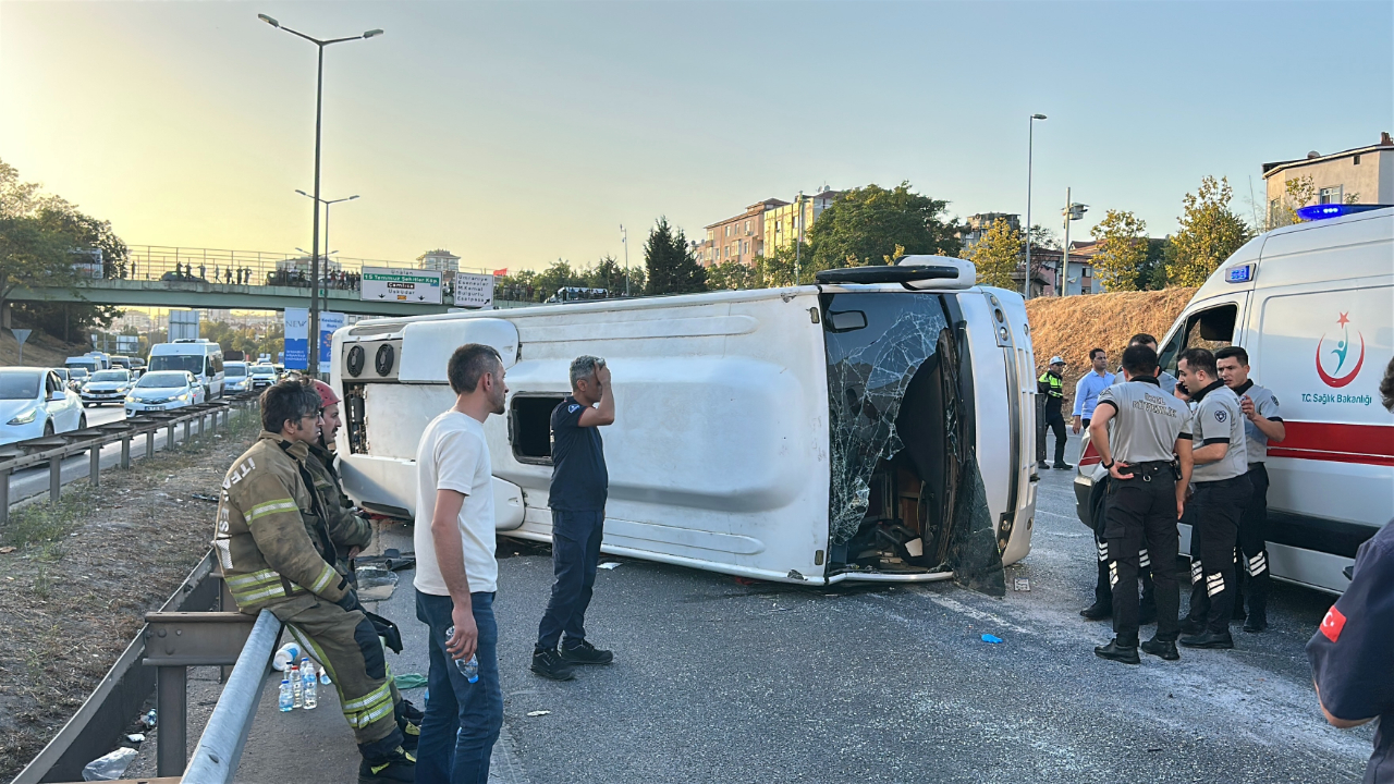 Servis midibüsü devrildi: 8 yaralı